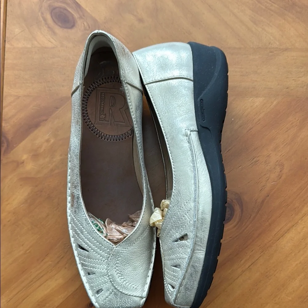 Romika “Jackie” Gold Flats with Ruched Design - Picture 3 of 4